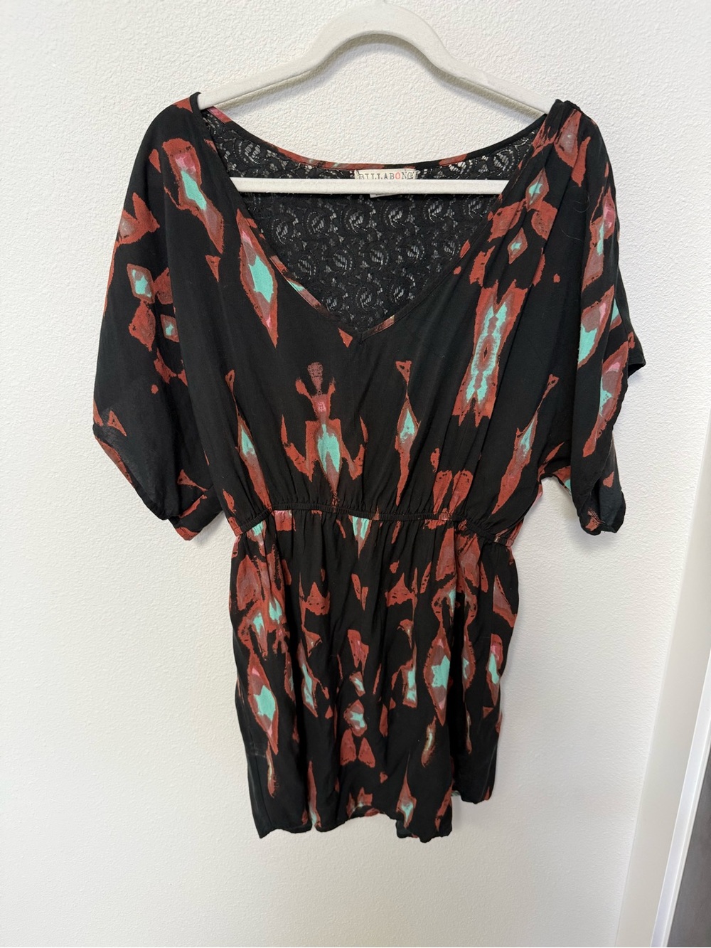 Billabong Black V-Neck Patterned Short Sleeve Mini Dress